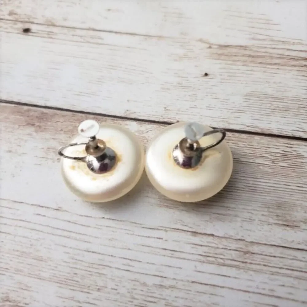 Vintage Trifari Screw On Earrings - Cream Pearlescent Circle